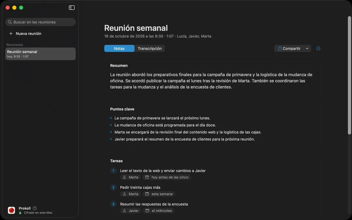 Una reunión en Prokoll: la transcripción aparece línea a línea mientras hablan tres personas y, al detener la grabación, Prokoll averigua quién dijo qué y escribe un resumen, los puntos clave y las tareas.