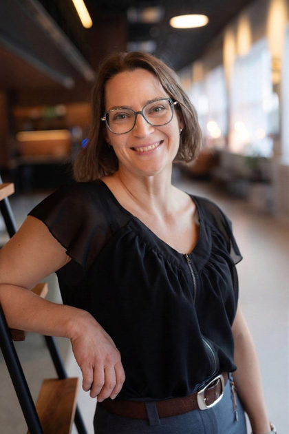 Therese Anhammer smiler på et kontor
